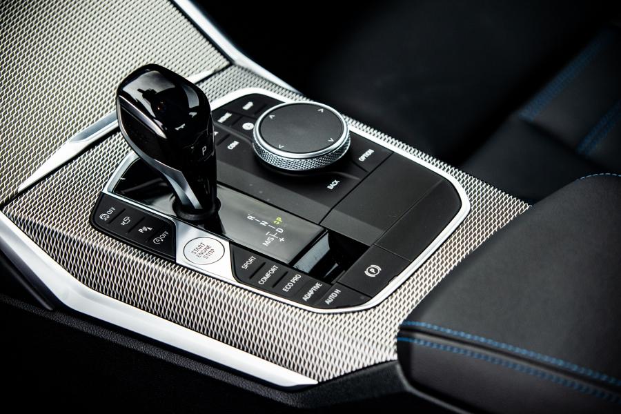 Детали интерьера BMW M340i (G20) 2019 года  (NA) (фото 18 из 41)